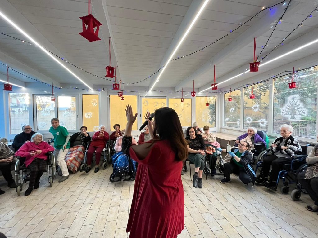 A Villa Santo Stefano un Natale di emozioni: poesia, musica e sorrisi per gli anziani della struttura A Villa Santo Stefano un Natale di emozioni: poesia, musica e sorrisi per gli anziani della struttura
