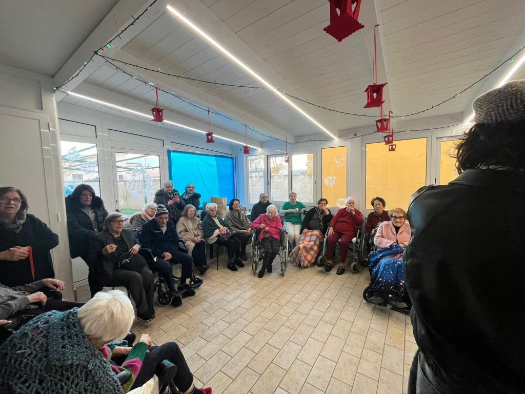 A Villa Santo Stefano un Natale di emozioni: poesia, musica e sorrisi per gli anziani della struttura A Villa Santo Stefano un Natale di emozioni: poesia, musica e sorrisi per gli anziani della struttura