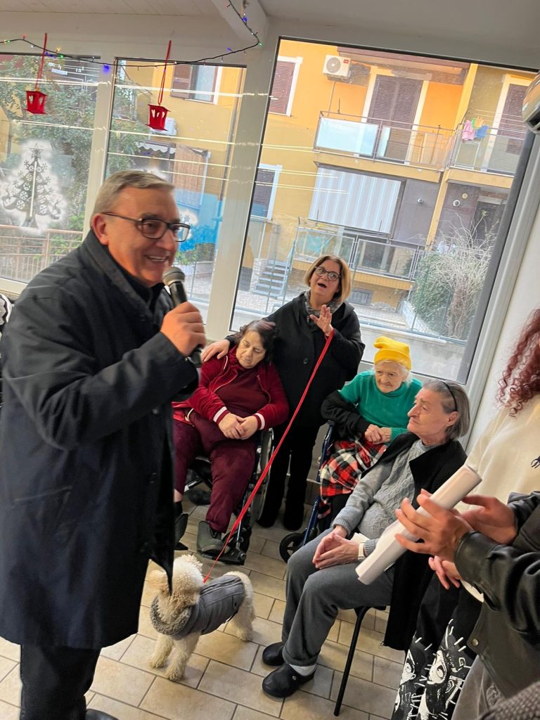 A Villa Santo Stefano un Natale di emozioni: poesia, musica e sorrisi per gli anziani della struttura A Villa Santo Stefano un Natale di emozioni: poesia, musica e sorrisi per gli anziani della struttura