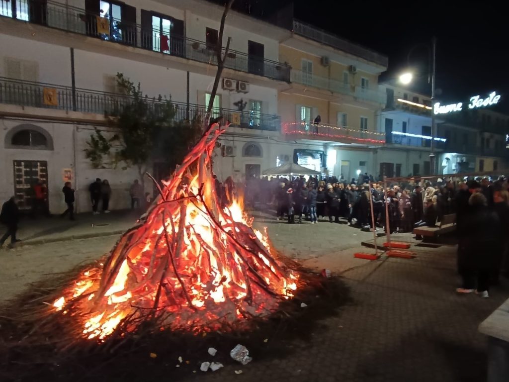 A Galluccio di Comiziano grande successo per la Sagra della Salsiccia e Broccoli in onore di San Nicola. Video e Foto