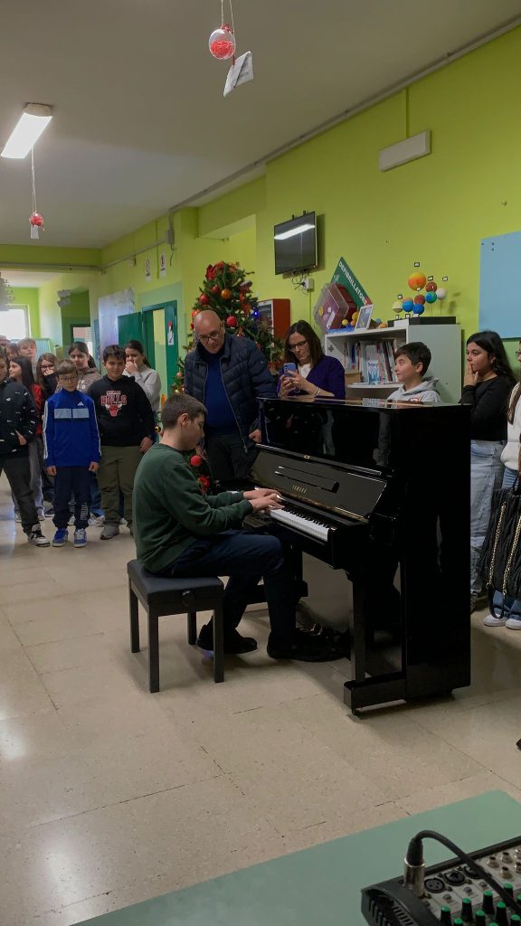 SPERONE: Consegna degli strumenti musicali al plesso della scuola secondaria di I° grado. Alaia: amministrazione comunale sempre disponibile a sostenere la crescita dei nostri studenti. SPERONE: Consegna degli strumenti musicali al plesso della scuola secondaria di I° grado. Alaia: amministrazione comunale sempre disponibile a sostenere la crescita dei nostri studenti.