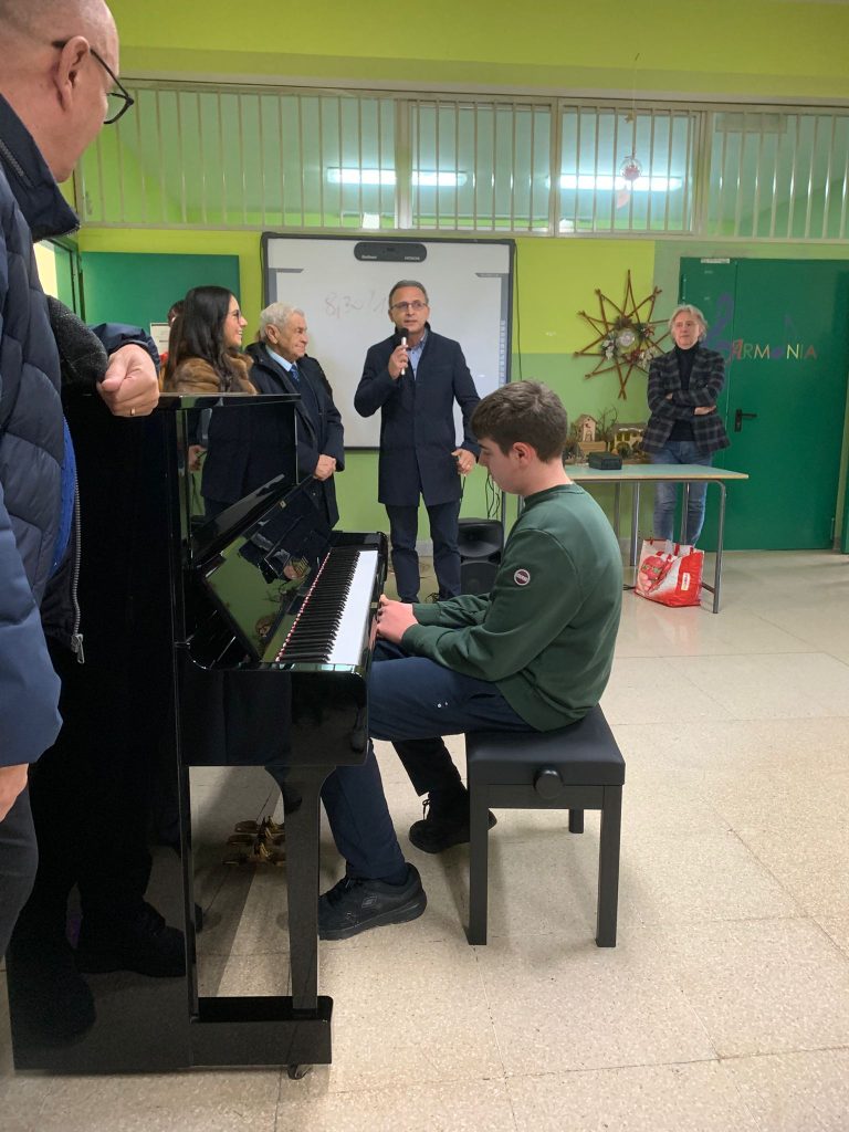 SPERONE: Consegna degli strumenti musicali al plesso della scuola secondaria di I° grado. Alaia: amministrazione comunale sempre disponibile a sostenere la crescita dei nostri studenti. SPERONE: Consegna degli strumenti musicali al plesso della scuola secondaria di I° grado. Alaia: amministrazione comunale sempre disponibile a sostenere la crescita dei nostri studenti.