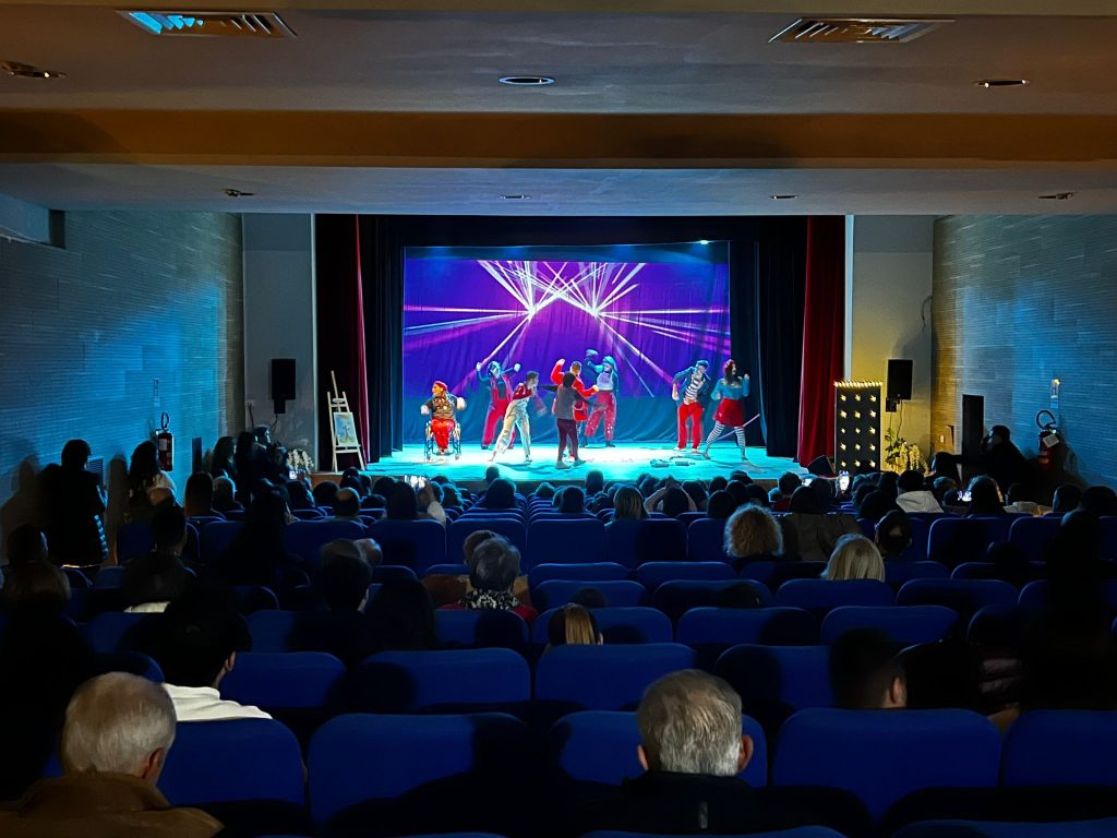 “Il Palco del Cuore” emoziona Baiano: teatro, inclusione e magia al Colosseo “Il Palco del Cuore” emoziona Baiano: teatro, inclusione e magia al Colosseo