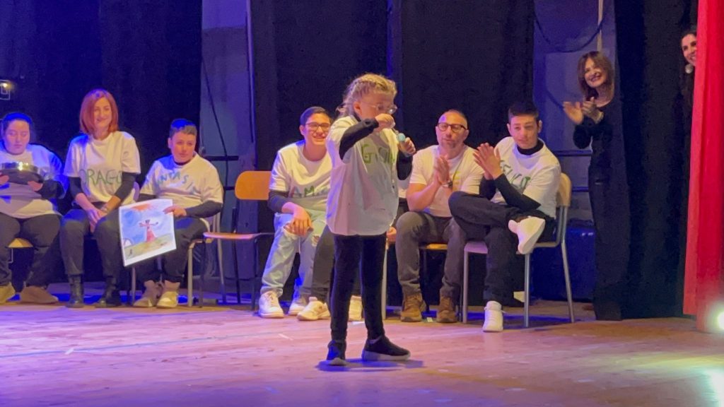 “Il Palco del Cuore” emoziona Baiano: teatro, inclusione e magia al Colosseo “Il Palco del Cuore” emoziona Baiano: teatro, inclusione e magia al Colosseo