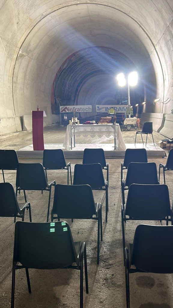 Solofra, nella galleria celebrata la messa in onore di Santa Barbara: cittadini in attesa della fine dei lavori