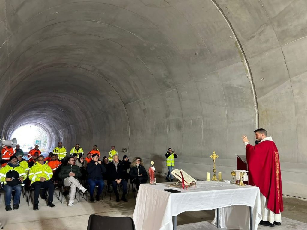 Solofra, nella galleria celebrata la messa in onore di Santa Barbara: cittadini in attesa della fine dei lavori
