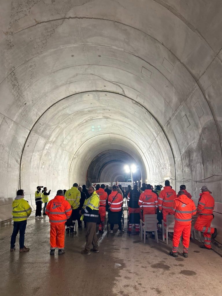 Solofra, nella galleria celebrata la messa in onore di Santa Barbara: cittadini in attesa della fine dei lavori
