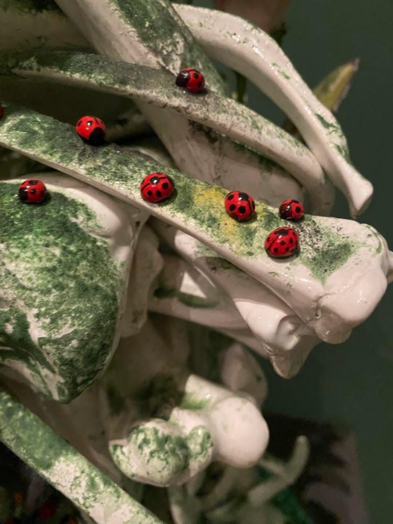 Il museo Capodimonte inaugura “Metamorfosi”: il viaggio visionario di Bertozzi & Casoni tra porcellane, storia e contemporaneità.(foto)