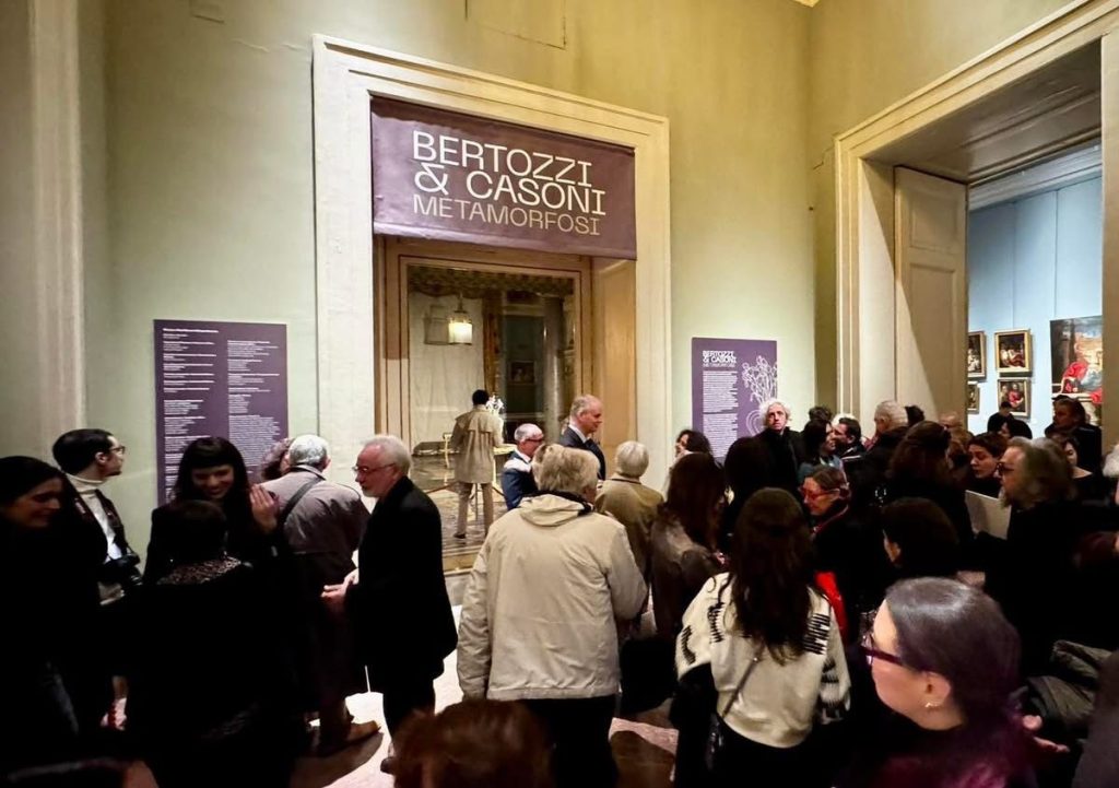 Il museo Capodimonte inaugura “Metamorfosi”: il viaggio visionario di Bertozzi & Casoni tra porcellane, storia e contemporaneità.(foto)