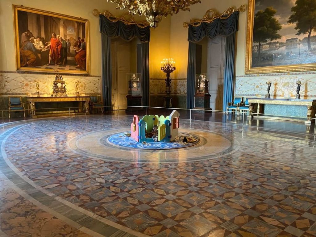 Il museo Capodimonte inaugura “Metamorfosi”: il viaggio visionario di Bertozzi & Casoni tra porcellane, storia e contemporaneità.(foto)