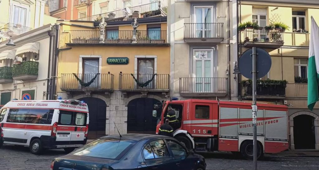 Avellino, persona soccorsa in un appartamento di piazza Amendola: intervento di 118, Polizia e Vigili del Fuoco Avellino, persona soccorsa in un appartamento di piazza Amendola: intervento di 118, Polizia e Vigili del Fuoco
