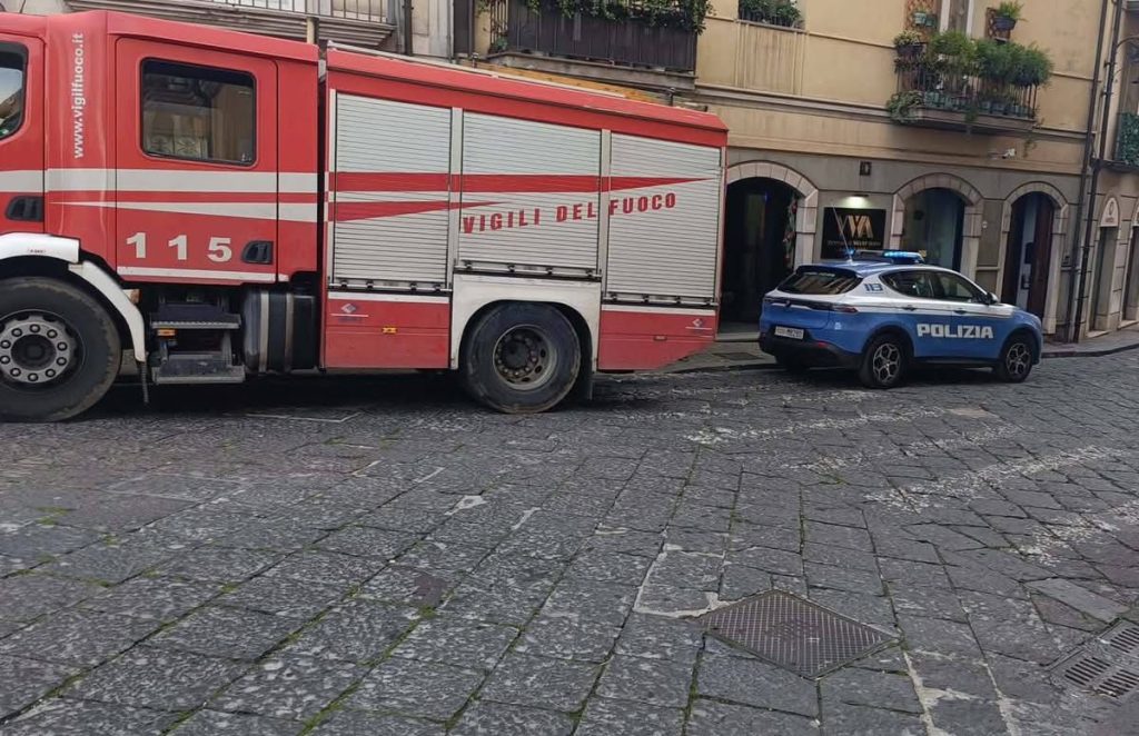 Avellino, persona soccorsa in un appartamento di piazza Amendola: intervento di 118, Polizia e Vigili del Fuoco Avellino, persona soccorsa in un appartamento di piazza Amendola: intervento di 118, Polizia e Vigili del Fuoco