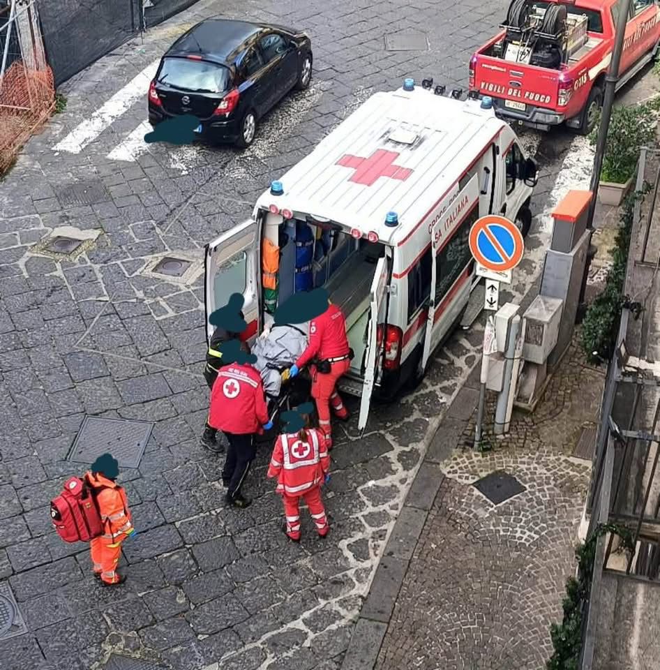 Avellino, persona soccorsa in un appartamento di piazza Amendola: intervento di 118, Polizia e Vigili del Fuoco Avellino, persona soccorsa in un appartamento di piazza Amendola: intervento di 118, Polizia e Vigili del Fuoco