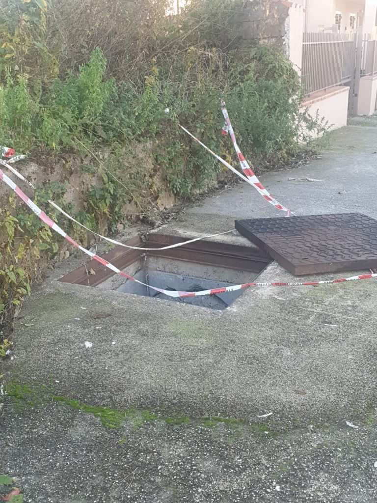 Avella, fogna aperta da quattro mesi in via Nazionale. Tra topi, degrado e pericoli: residenti esasperati(foto e video)