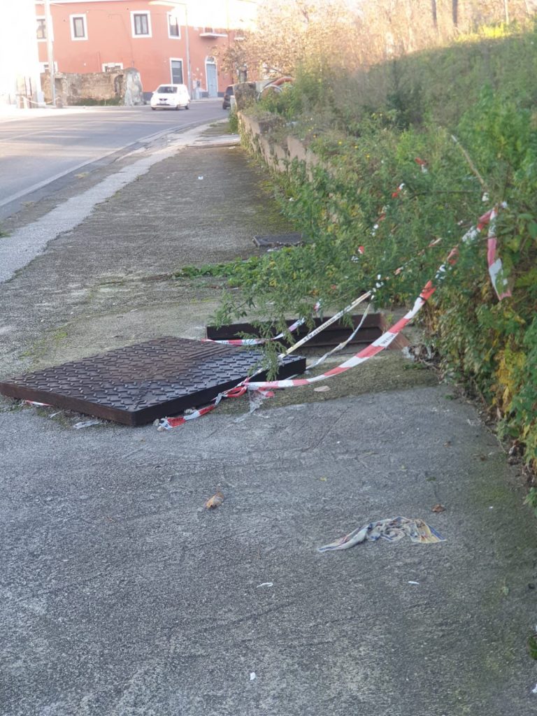 Avella, fogna aperta da quattro mesi in via Nazionale. Tra topi, degrado e pericoli: residenti esasperati(foto e video)