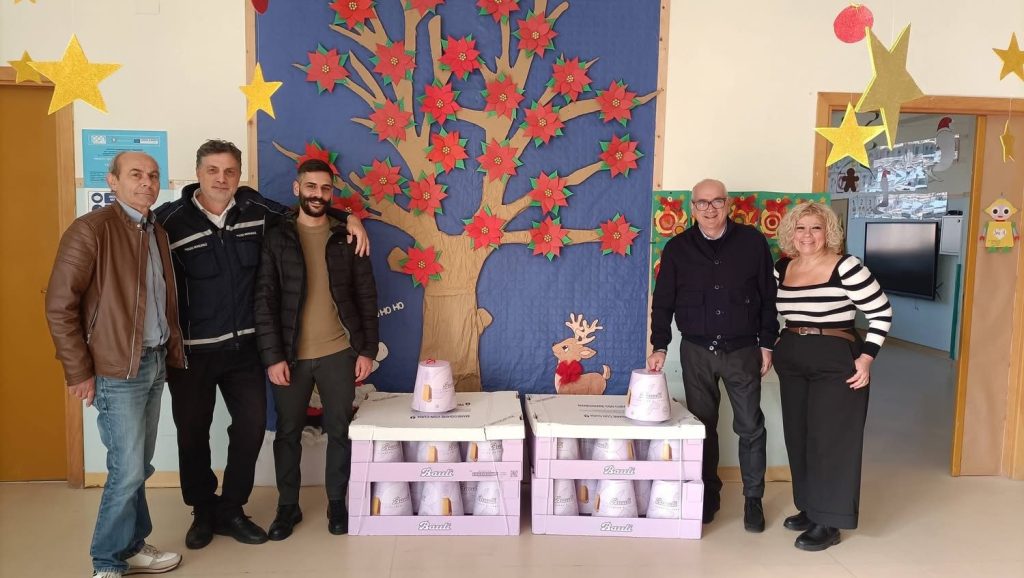 Quadrelle, l’Amministrazione comunale dona panettoni agli alunni: un gesto di vicinanza e tradizione Quadrelle, l’Amministrazione comunale dona panettoni agli alunni: un gesto di vicinanza e tradizione