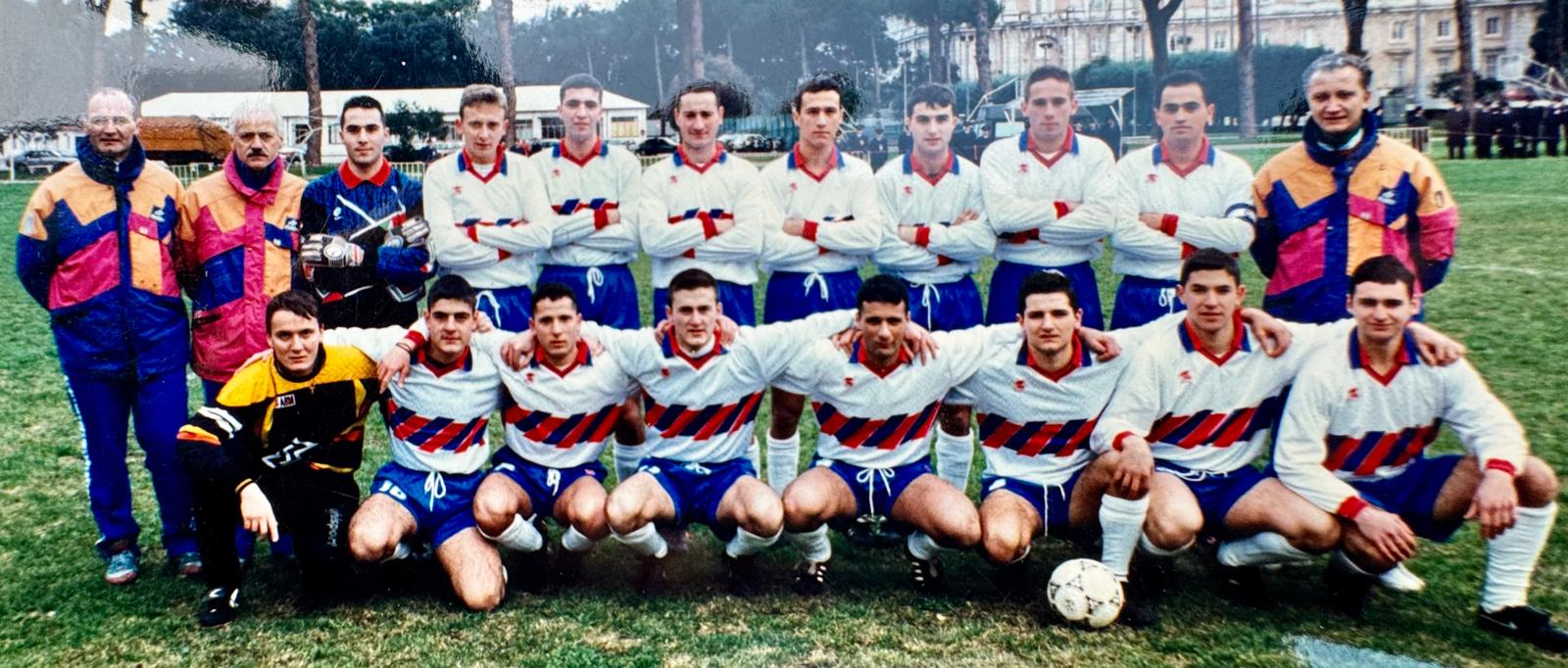 Palloni di cuoio e calciatori di una volta : Diciassettesima puntata – Filomeno De Lucia, il gioiellino di Mugnano: talento, cadute e rinascite (Foto) Palloni di cuoio e calciatori di una volta : Diciassettesima puntata – Filomeno De Lucia, il gioiellino di Mugnano: talento, cadute e rinascite (Foto)