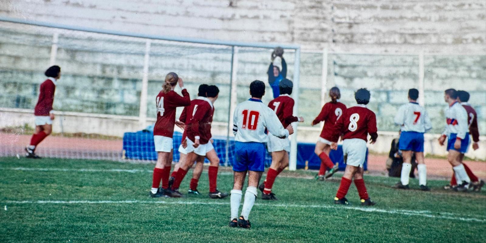 Palloni di cuoio e calciatori di una volta : Diciassettesima puntata – Filomeno De Lucia, il gioiellino di Mugnano: talento, cadute e rinascite (Foto) Palloni di cuoio e calciatori di una volta : Diciassettesima puntata – Filomeno De Lucia, il gioiellino di Mugnano: talento, cadute e rinascite (Foto)