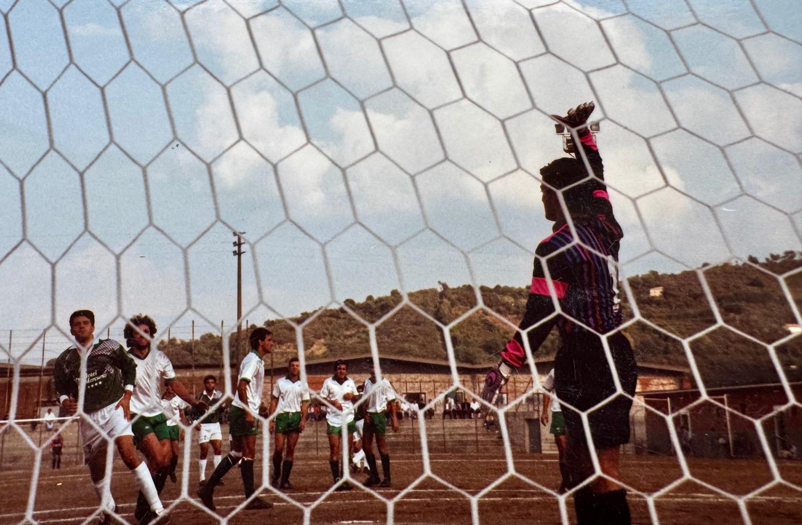 Palloni di cuoio e calciatori di una volta : Diciassettesima puntata – Filomeno De Lucia, il gioiellino di Mugnano: talento, cadute e rinascite (Foto) Palloni di cuoio e calciatori di una volta : Diciassettesima puntata – Filomeno De Lucia, il gioiellino di Mugnano: talento, cadute e rinascite (Foto)