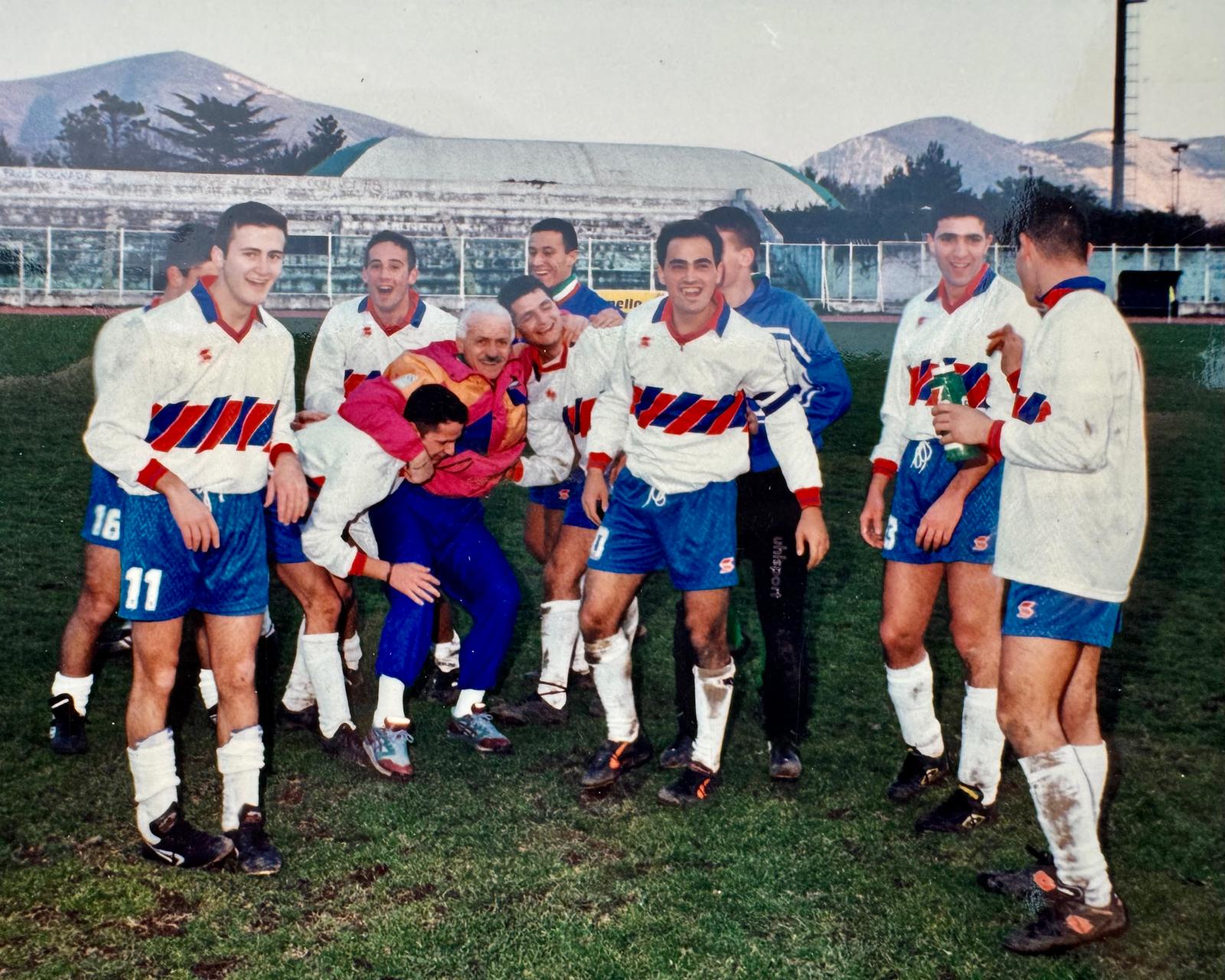 Palloni di cuoio e calciatori di una volta : Diciassettesima puntata – Filomeno De Lucia, il gioiellino di Mugnano: talento, cadute e rinascite (Foto) Palloni di cuoio e calciatori di una volta : Diciassettesima puntata – Filomeno De Lucia, il gioiellino di Mugnano: talento, cadute e rinascite (Foto)