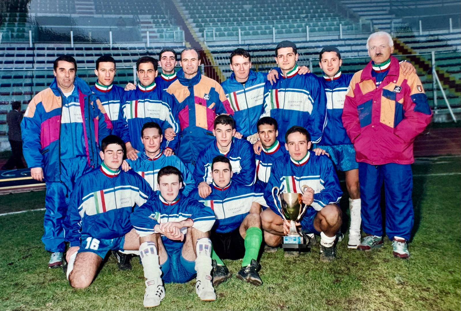 Palloni di cuoio e calciatori di una volta : Diciassettesima puntata – Filomeno De Lucia, il gioiellino di Mugnano: talento, cadute e rinascite (Foto) Palloni di cuoio e calciatori di una volta : Diciassettesima puntata – Filomeno De Lucia, il gioiellino di Mugnano: talento, cadute e rinascite (Foto)