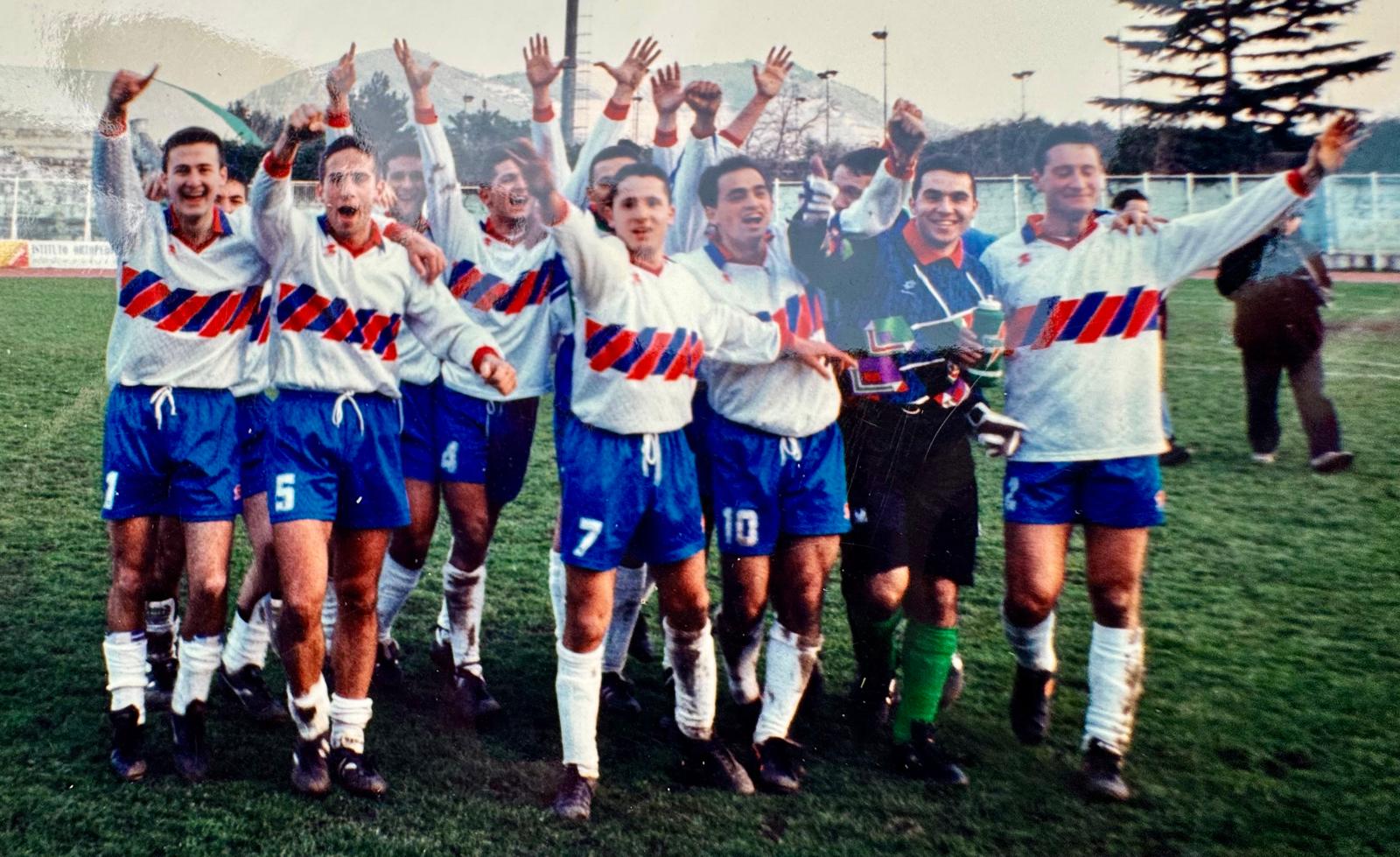 Palloni di cuoio e calciatori di una volta : Diciassettesima puntata – Filomeno De Lucia, il gioiellino di Mugnano: talento, cadute e rinascite (Foto) Palloni di cuoio e calciatori di una volta : Diciassettesima puntata – Filomeno De Lucia, il gioiellino di Mugnano: talento, cadute e rinascite (Foto)