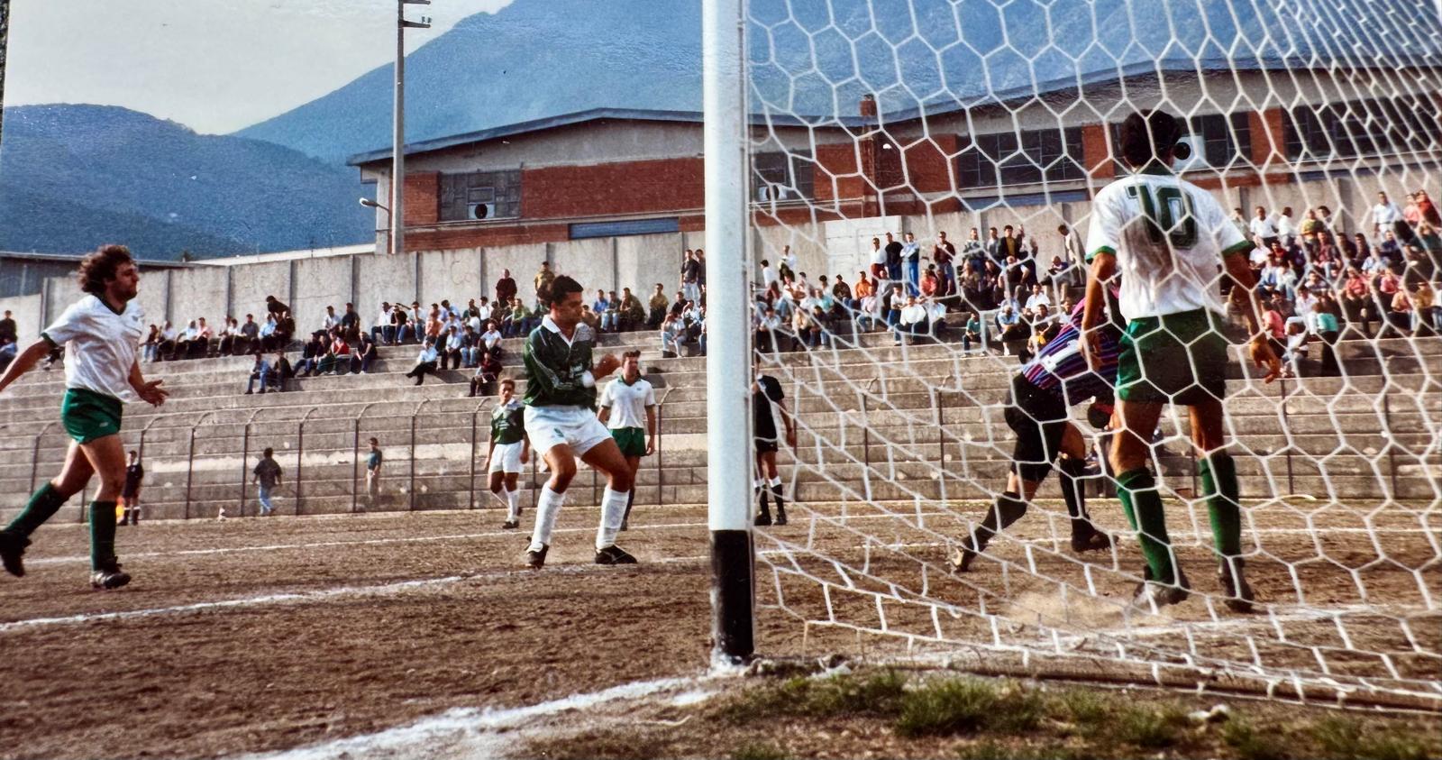 Palloni di cuoio e calciatori di una volta : Diciassettesima puntata – Filomeno De Lucia, il gioiellino di Mugnano: talento, cadute e rinascite (Foto) Palloni di cuoio e calciatori di una volta : Diciassettesima puntata – Filomeno De Lucia, il gioiellino di Mugnano: talento, cadute e rinascite (Foto)