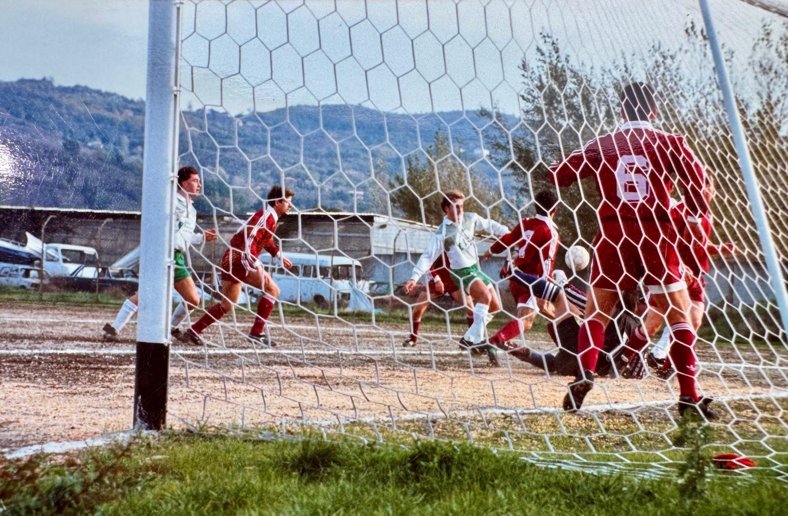 Palloni di cuoio e calciatori di una volta : Diciassettesima puntata – Filomeno De Lucia, il gioiellino di Mugnano: talento, cadute e rinascite (Foto) Palloni di cuoio e calciatori di una volta : Diciassettesima puntata – Filomeno De Lucia, il gioiellino di Mugnano: talento, cadute e rinascite (Foto)