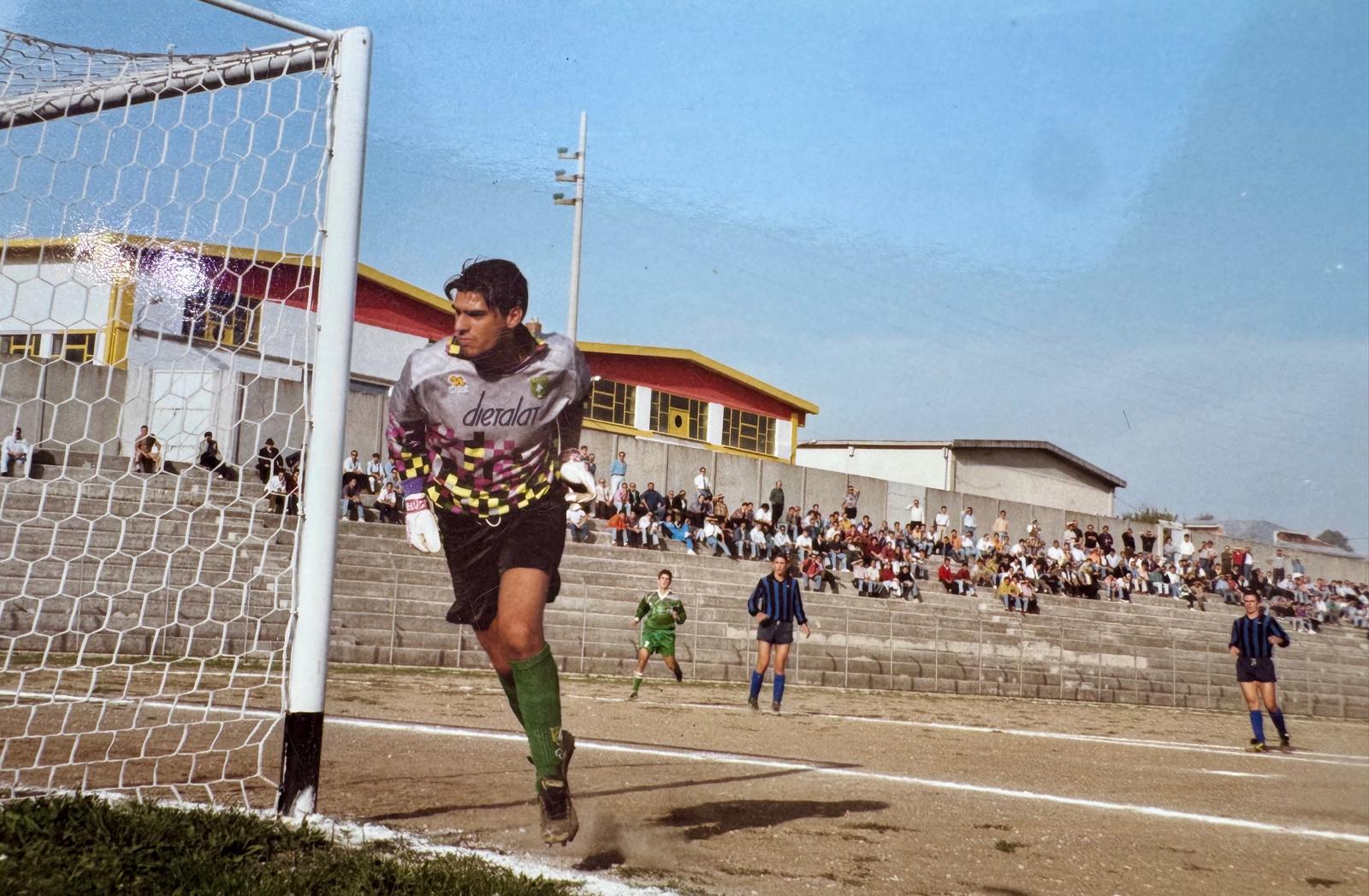 Palloni di cuoio e calciatori di una volta : Diciassettesima puntata – Filomeno De Lucia, il gioiellino di Mugnano: talento, cadute e rinascite (Foto) Palloni di cuoio e calciatori di una volta : Diciassettesima puntata – Filomeno De Lucia, il gioiellino di Mugnano: talento, cadute e rinascite (Foto)