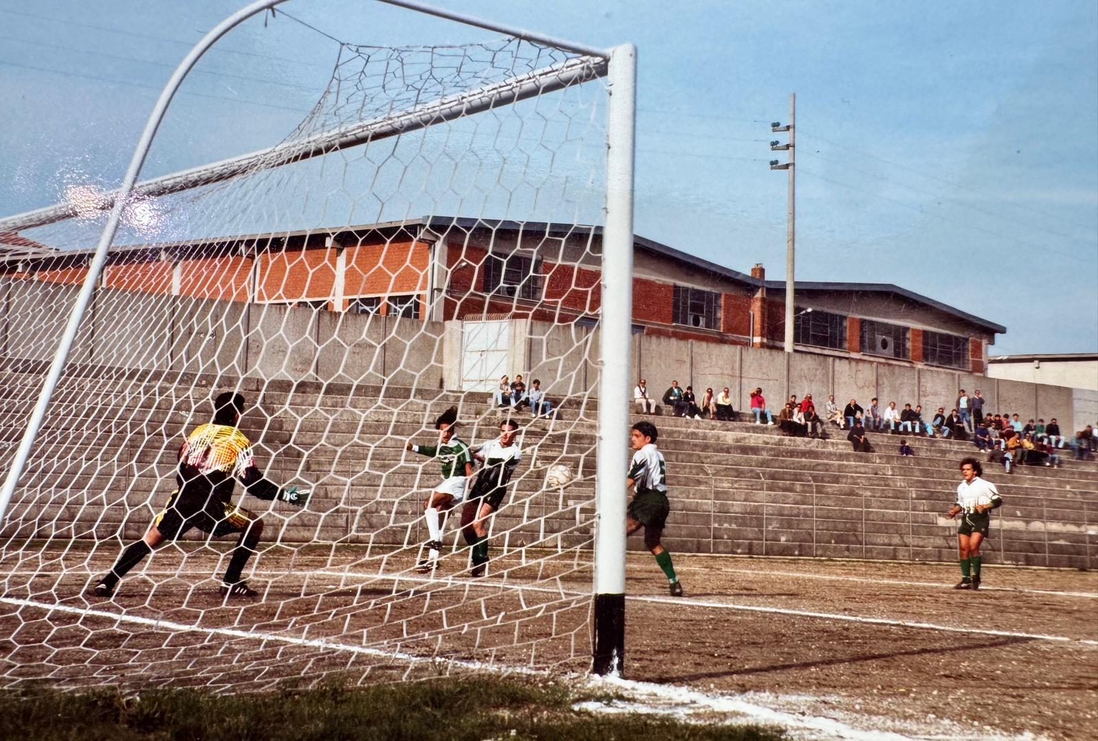 Palloni di cuoio e calciatori di una volta : Diciassettesima puntata – Filomeno De Lucia, il gioiellino di Mugnano: talento, cadute e rinascite (Foto) Palloni di cuoio e calciatori di una volta : Diciassettesima puntata – Filomeno De Lucia, il gioiellino di Mugnano: talento, cadute e rinascite (Foto)