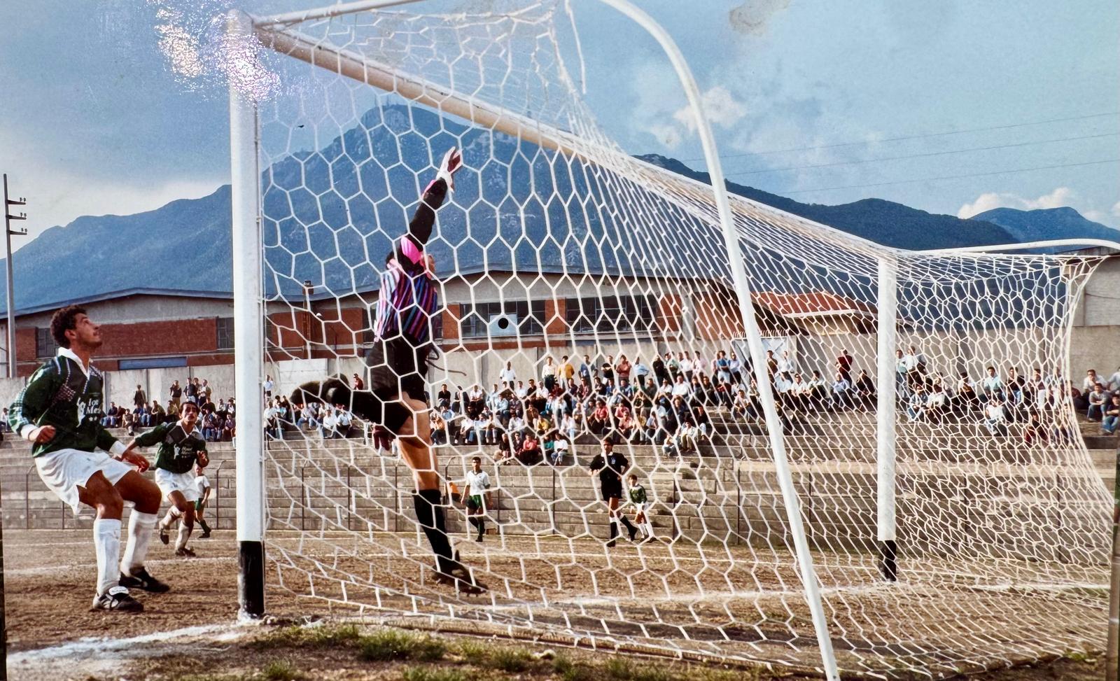 Palloni di cuoio e calciatori di una volta : Diciassettesima puntata – Filomeno De Lucia, il gioiellino di Mugnano: talento, cadute e rinascite (Foto) Palloni di cuoio e calciatori di una volta : Diciassettesima puntata – Filomeno De Lucia, il gioiellino di Mugnano: talento, cadute e rinascite (Foto)