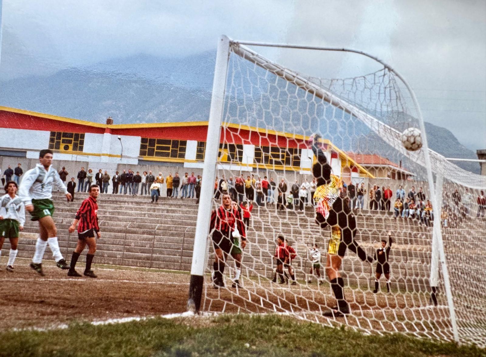 Palloni di cuoio e calciatori di una volta : Diciassettesima puntata – Filomeno De Lucia, il gioiellino di Mugnano: talento, cadute e rinascite (Foto) Palloni di cuoio e calciatori di una volta : Diciassettesima puntata – Filomeno De Lucia, il gioiellino di Mugnano: talento, cadute e rinascite (Foto)