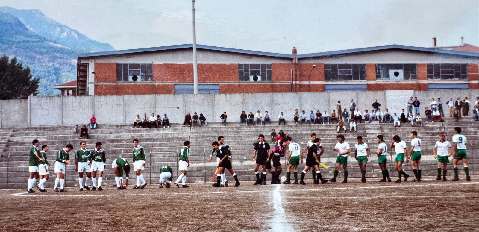 Palloni di cuoio e calciatori di una volta : Diciassettesima puntata – Filomeno De Lucia, il gioiellino di Mugnano: talento, cadute e rinascite (Foto) Palloni di cuoio e calciatori di una volta : Diciassettesima puntata – Filomeno De Lucia, il gioiellino di Mugnano: talento, cadute e rinascite (Foto)