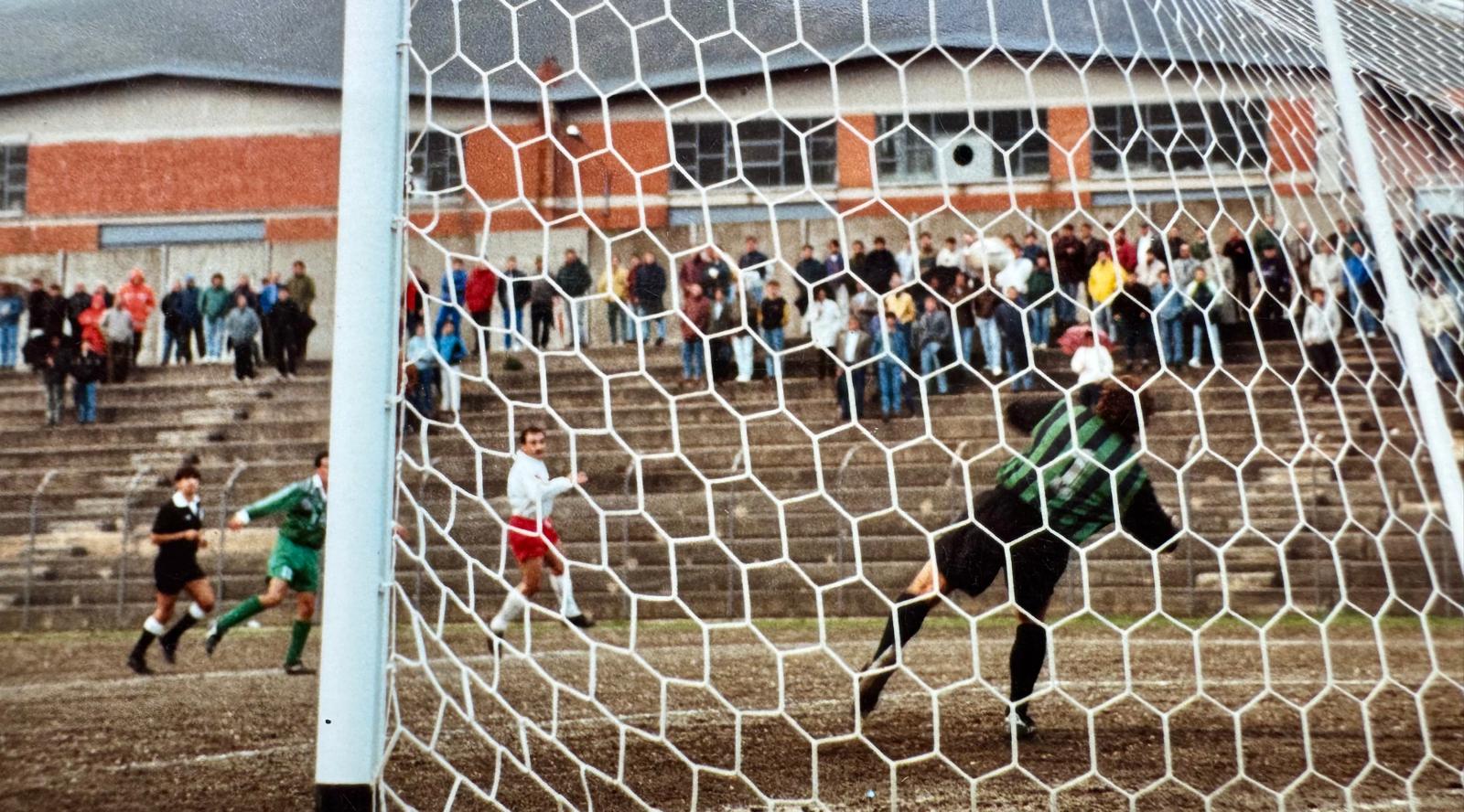 Palloni di cuoio e calciatori di una volta : Diciassettesima puntata – Filomeno De Lucia, il gioiellino di Mugnano: talento, cadute e rinascite (Foto) Palloni di cuoio e calciatori di una volta : Diciassettesima puntata – Filomeno De Lucia, il gioiellino di Mugnano: talento, cadute e rinascite (Foto)