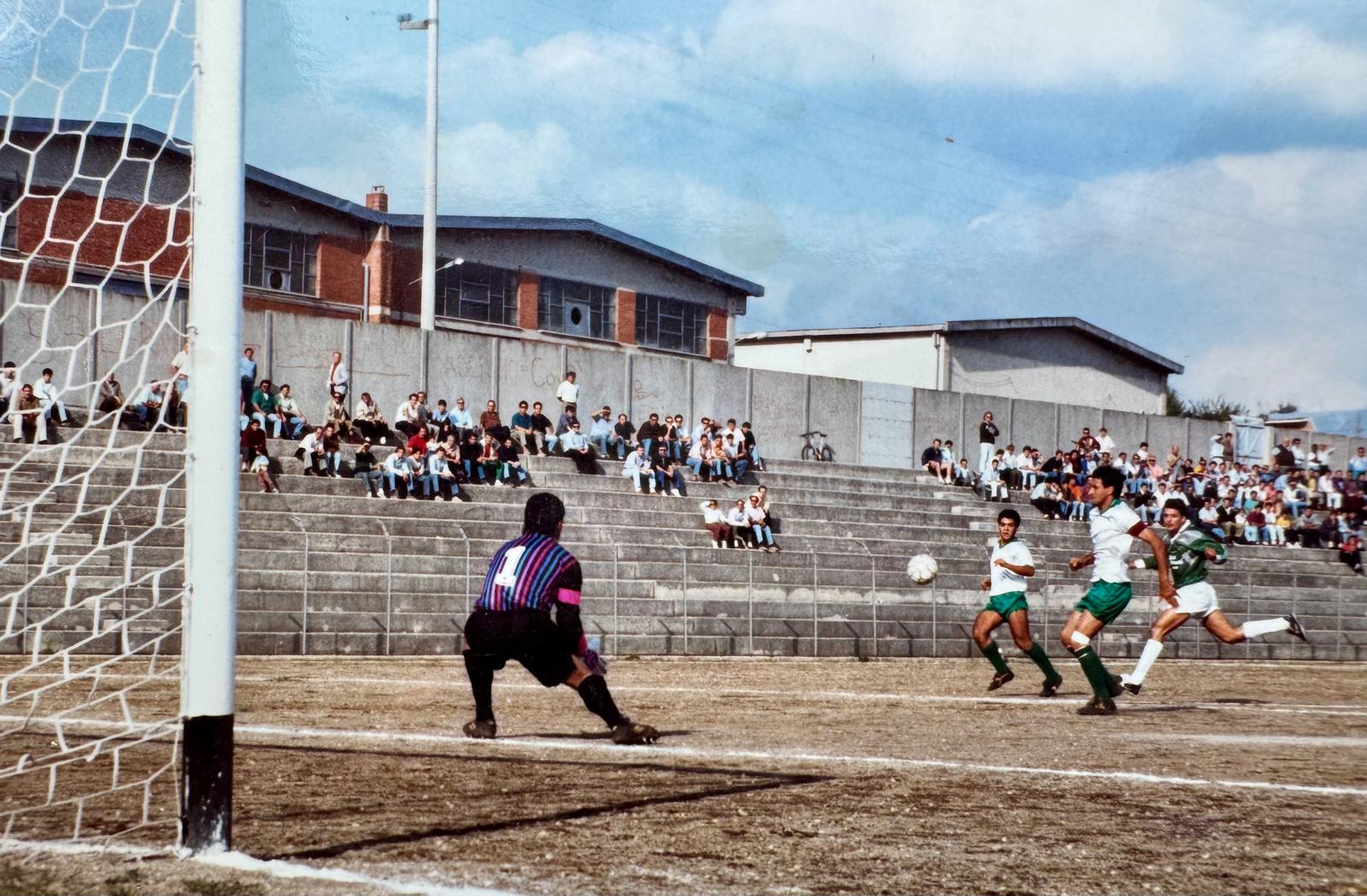 Palloni di cuoio e calciatori di una volta : Diciassettesima puntata – Filomeno De Lucia, il gioiellino di Mugnano: talento, cadute e rinascite (Foto) Palloni di cuoio e calciatori di una volta : Diciassettesima puntata – Filomeno De Lucia, il gioiellino di Mugnano: talento, cadute e rinascite (Foto)