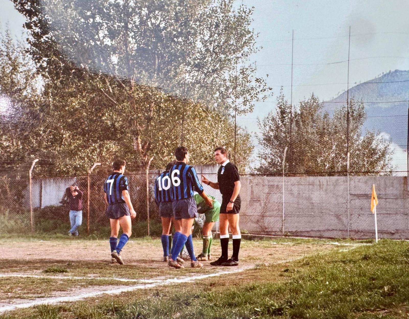 Palloni di cuoio e calciatori di una volta : Diciassettesima puntata – Filomeno De Lucia, il gioiellino di Mugnano: talento, cadute e rinascite (Foto) Palloni di cuoio e calciatori di una volta : Diciassettesima puntata – Filomeno De Lucia, il gioiellino di Mugnano: talento, cadute e rinascite (Foto)