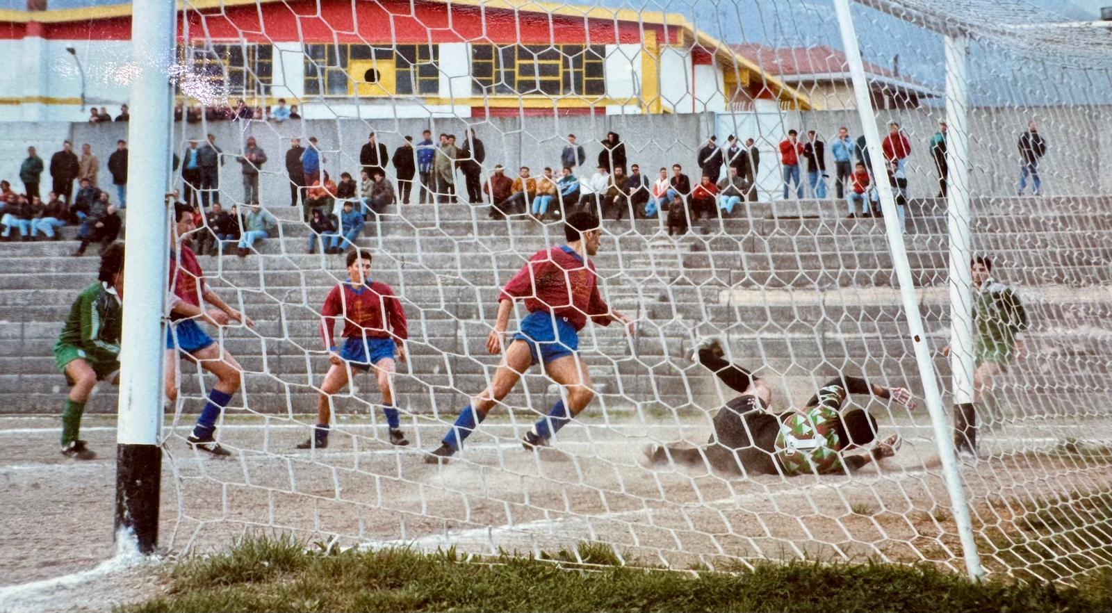 Palloni di cuoio e calciatori di una volta : Diciassettesima puntata – Filomeno De Lucia, il gioiellino di Mugnano: talento, cadute e rinascite (Foto) Palloni di cuoio e calciatori di una volta : Diciassettesima puntata – Filomeno De Lucia, il gioiellino di Mugnano: talento, cadute e rinascite (Foto)