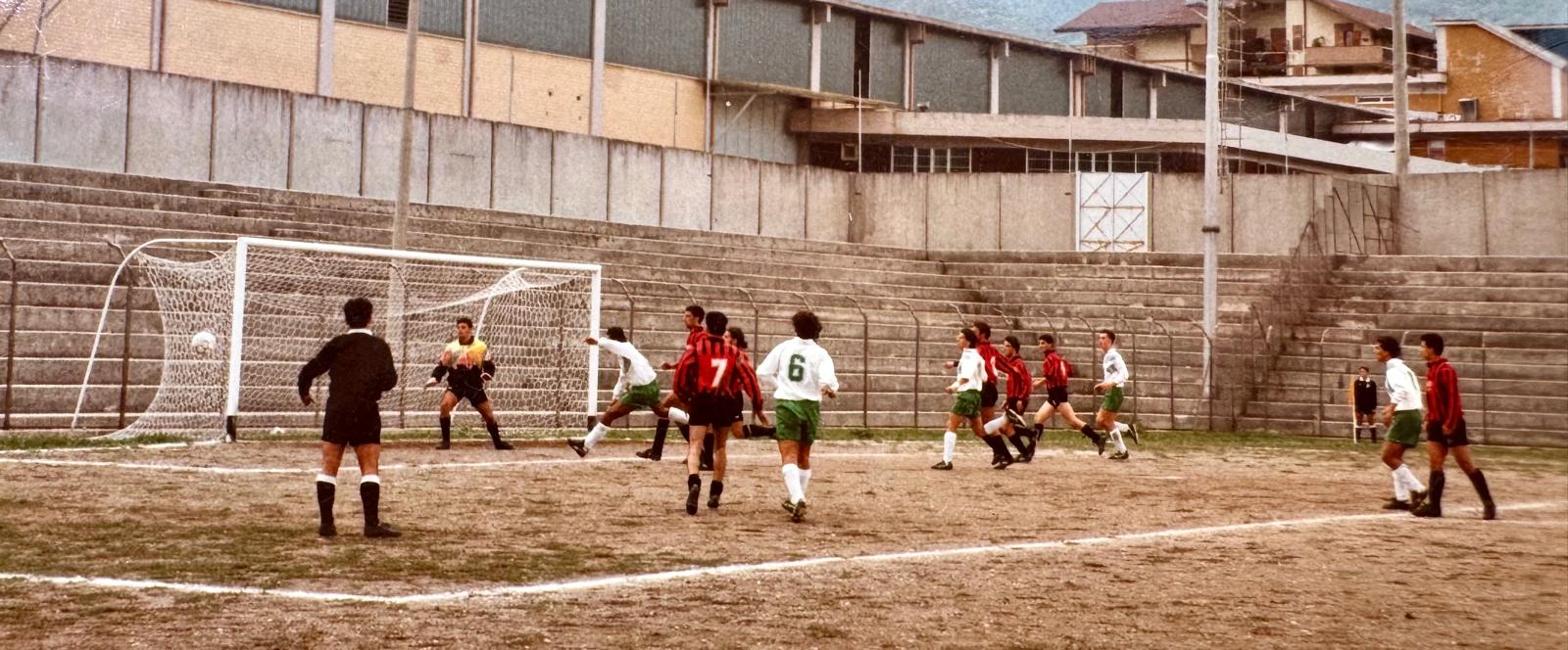 Palloni di cuoio e calciatori di una volta : Diciassettesima puntata – Filomeno De Lucia, il gioiellino di Mugnano: talento, cadute e rinascite (Foto) Palloni di cuoio e calciatori di una volta : Diciassettesima puntata – Filomeno De Lucia, il gioiellino di Mugnano: talento, cadute e rinascite (Foto)