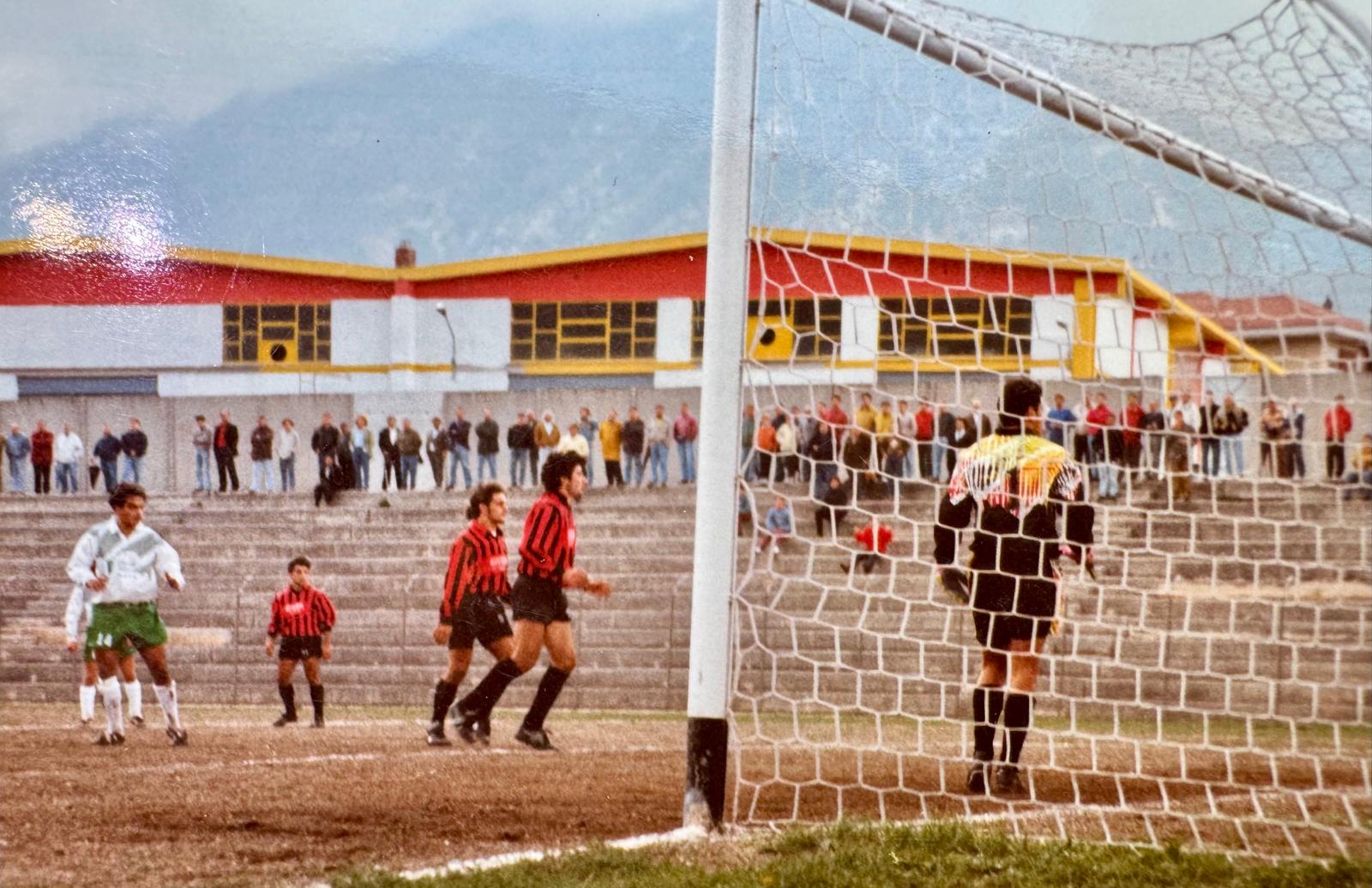 Palloni di cuoio e calciatori di una volta : Diciassettesima puntata – Filomeno De Lucia, il gioiellino di Mugnano: talento, cadute e rinascite (Foto) Palloni di cuoio e calciatori di una volta : Diciassettesima puntata – Filomeno De Lucia, il gioiellino di Mugnano: talento, cadute e rinascite (Foto)