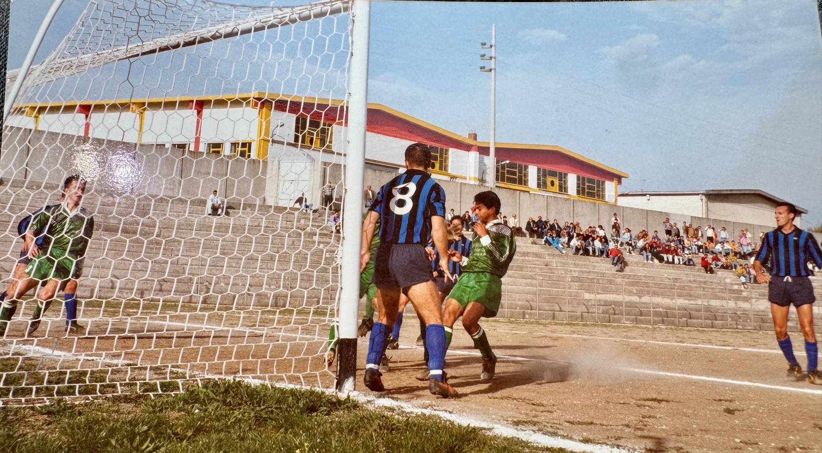 Palloni di cuoio e calciatori di una volta : Diciassettesima puntata – Filomeno De Lucia, il gioiellino di Mugnano: talento, cadute e rinascite (Foto) Palloni di cuoio e calciatori di una volta : Diciassettesima puntata – Filomeno De Lucia, il gioiellino di Mugnano: talento, cadute e rinascite (Foto)