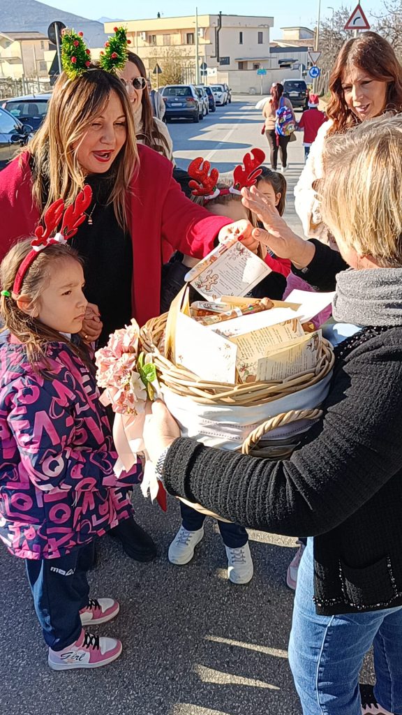 Avella, un gesto di solidarietà porta la magia del Natale a scuola