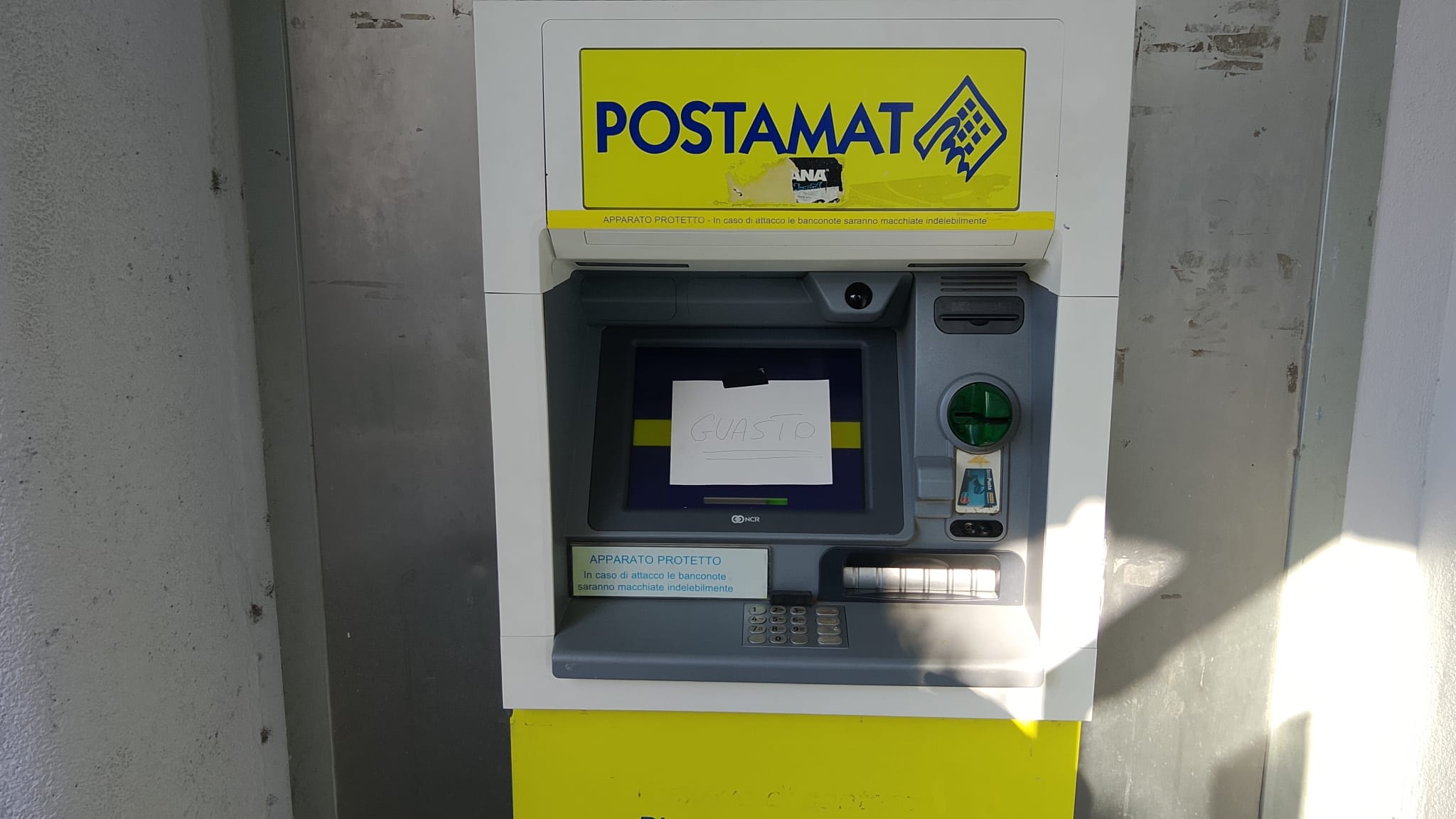 Piove anche dentro le istituzioni: l’Ufficio Postale di Sperone è lo specchio di un territorio abbandonato