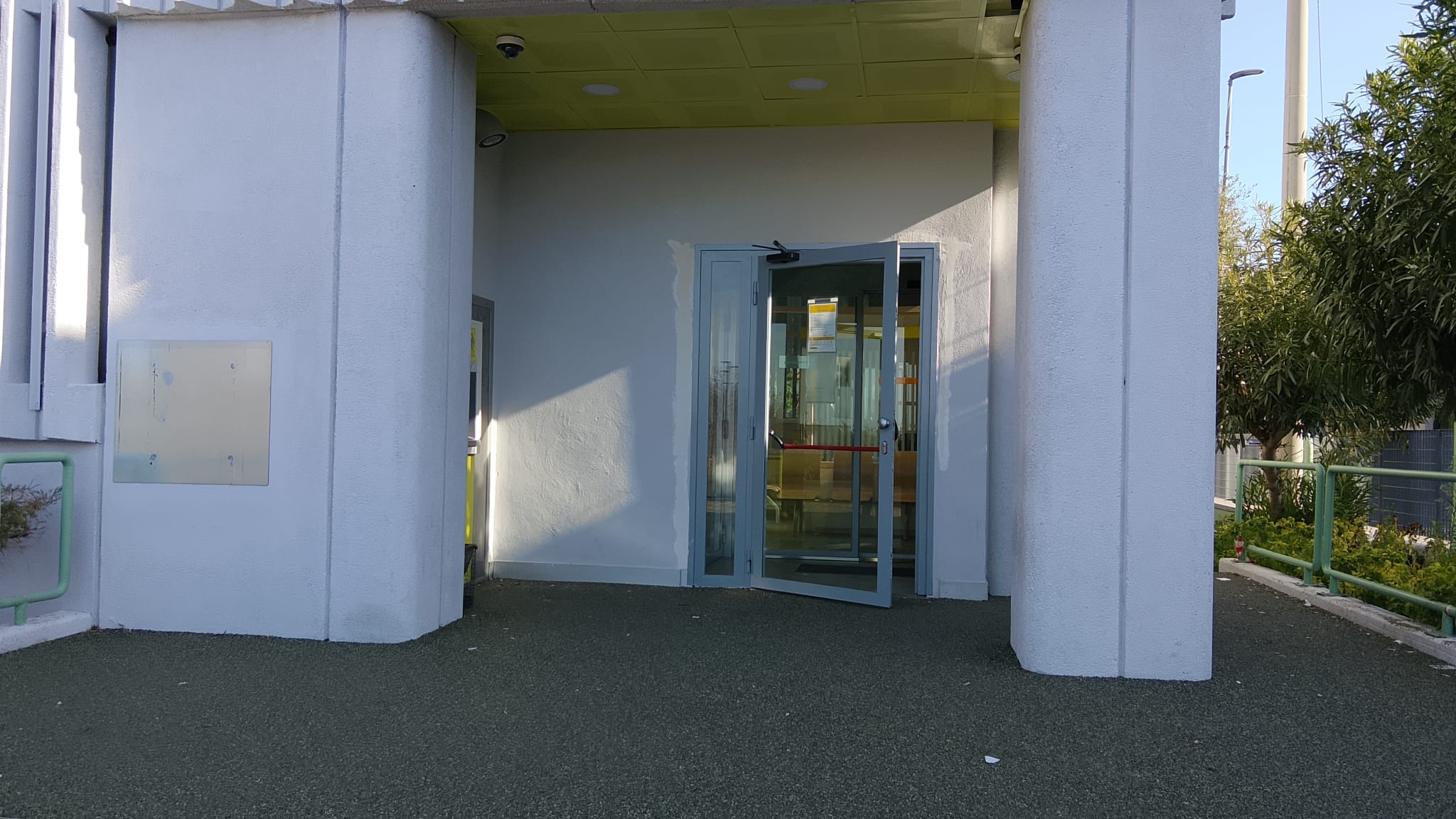 Piove anche dentro le istituzioni: l’Ufficio Postale di Sperone è lo specchio di un territorio abbandonato