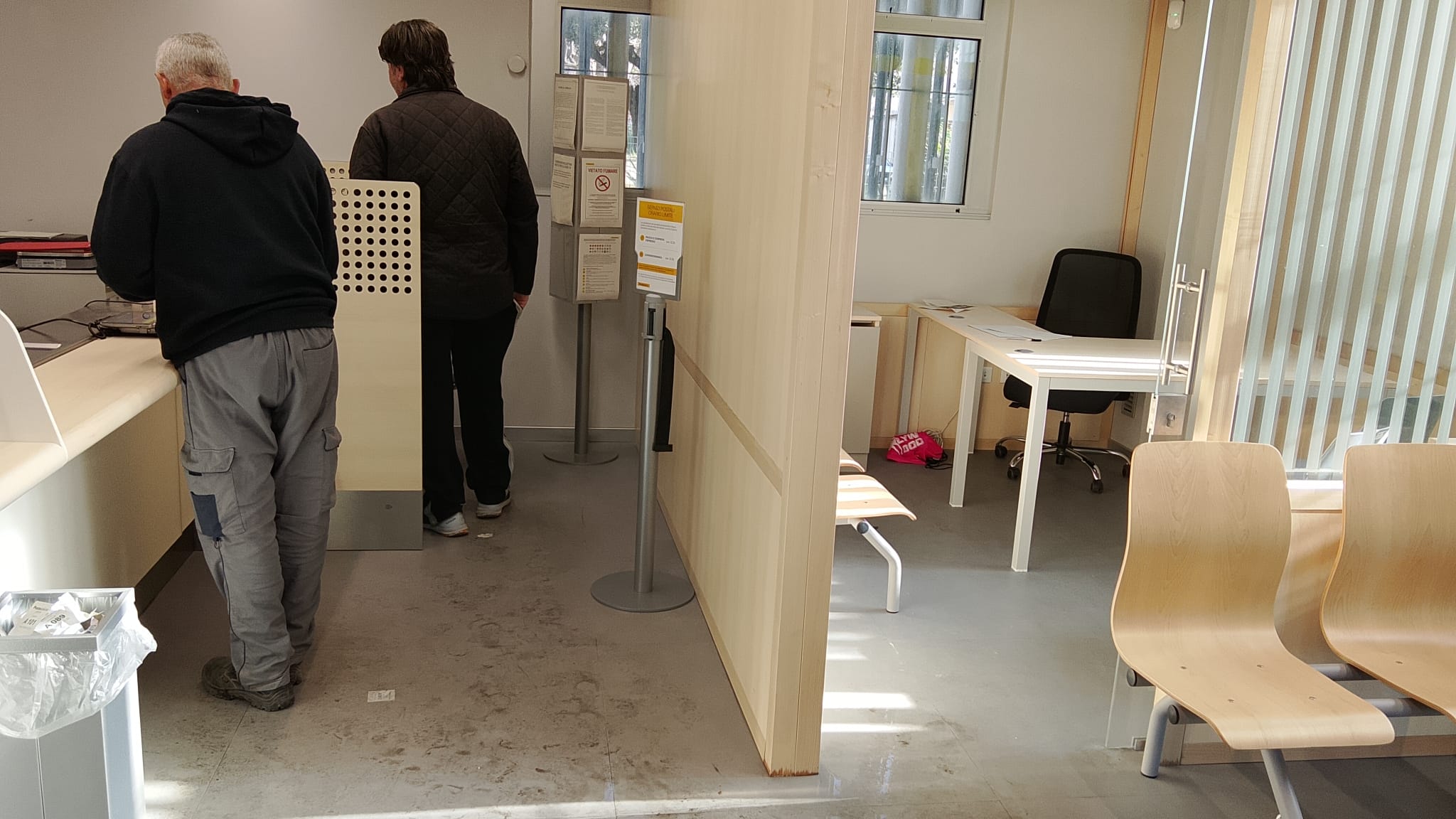 Piove anche dentro le istituzioni: l’Ufficio Postale di Sperone è lo specchio di un territorio abbandonato