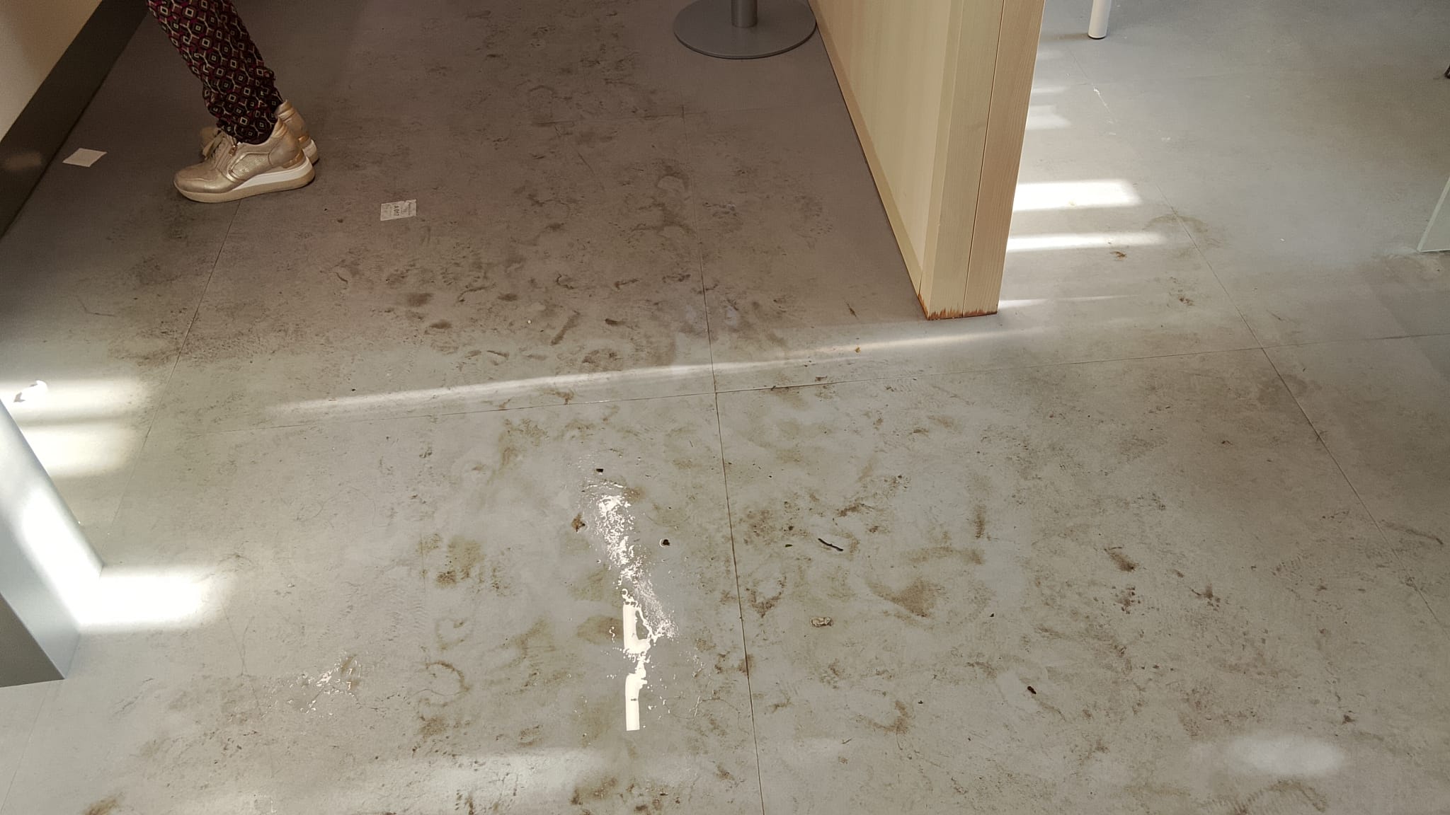 Piove anche dentro le istituzioni: l’Ufficio Postale di Sperone è lo specchio di un territorio abbandonato