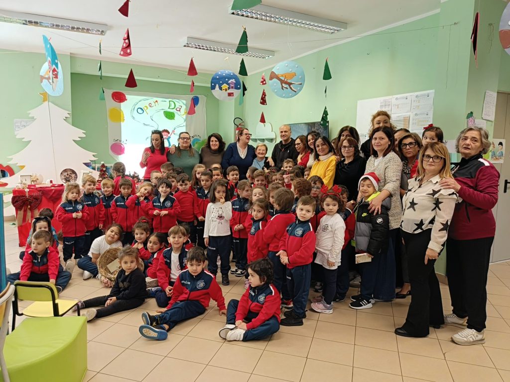 Avella, un gesto di solidarietà porta la magia del Natale a scuola