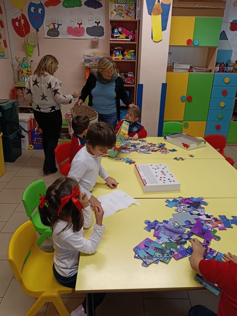 Avella, un gesto di solidarietà porta la magia del Natale a scuola