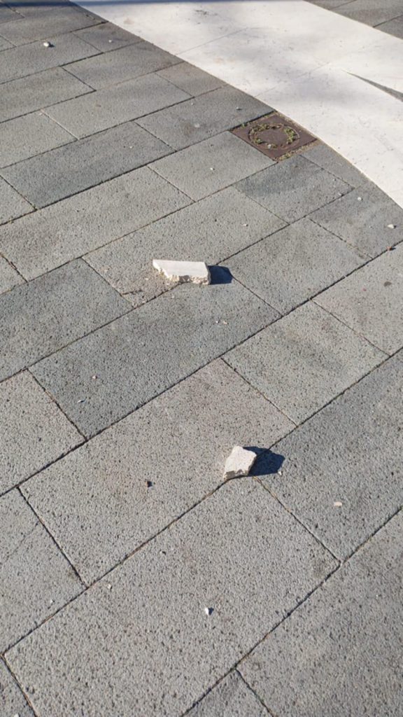 QUADRELLE. Danneggiata una seduta in pietra in Piazza Vittoria: il Comune denuncia l’atto vandalico