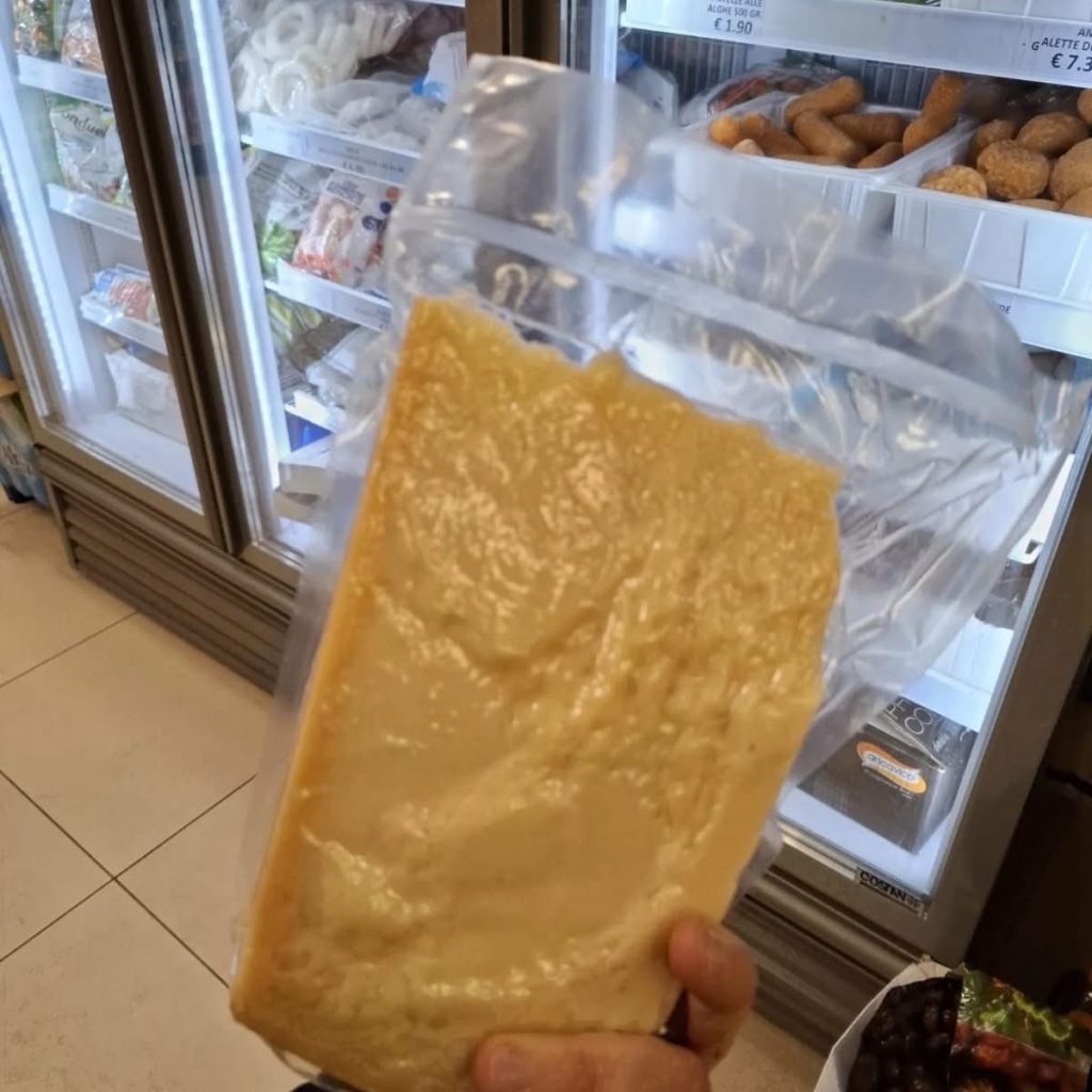 Marigliano, scattano i sequestri nei supermercati: alimenti scaduti e privi di etichette