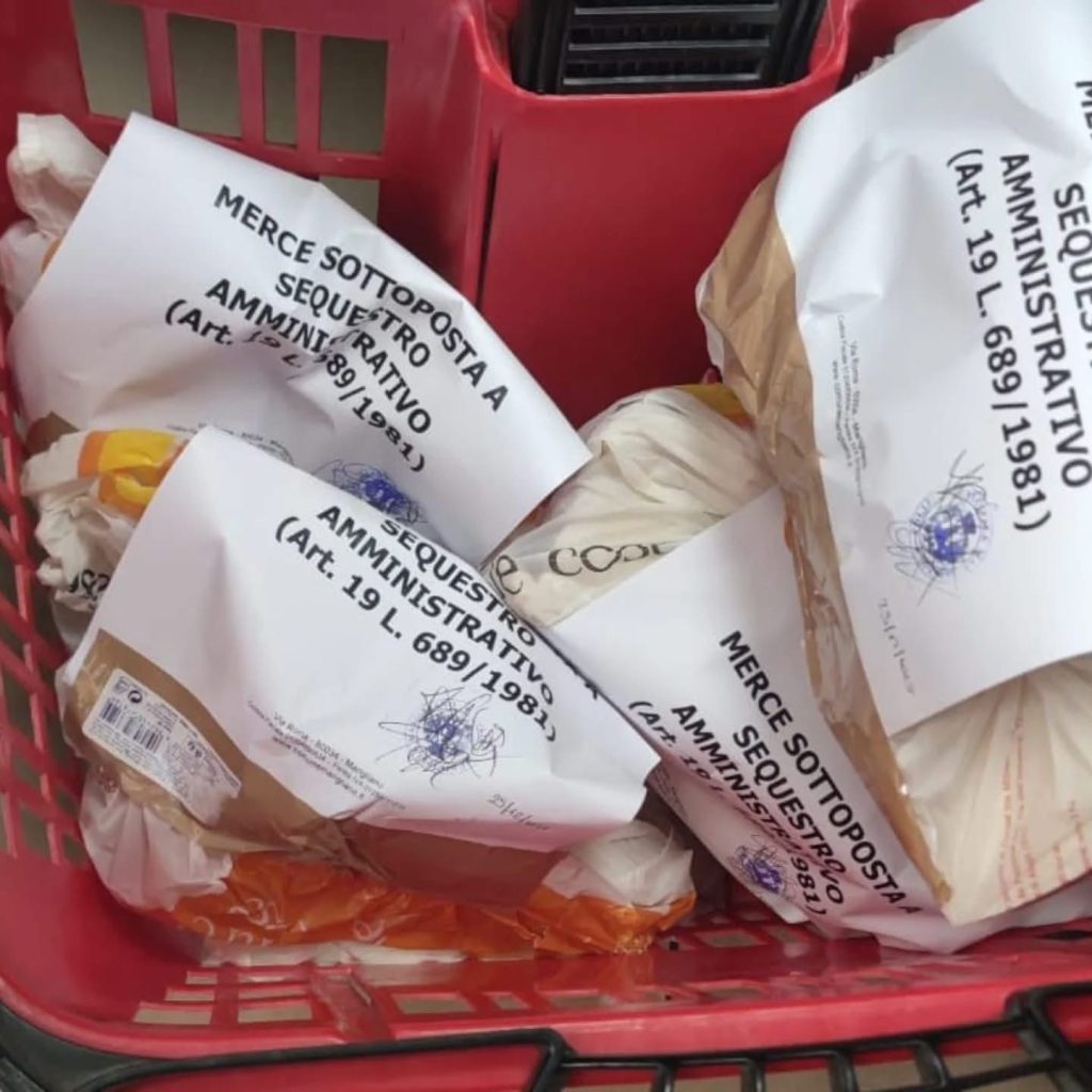 Marigliano, scattano i sequestri nei supermercati: alimenti scaduti e privi di etichette